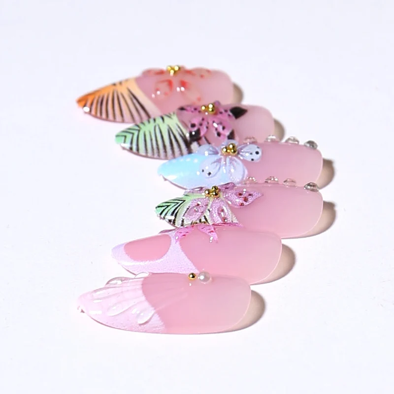 Künstlerisches Floral Press-On Nageldesign Brehn