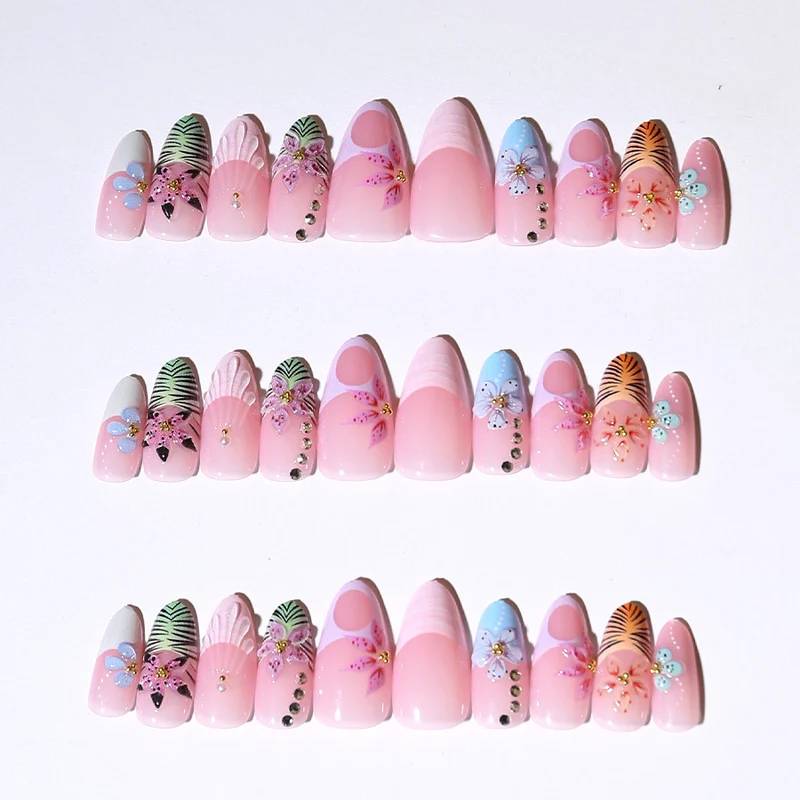 Künstlerisches Floral Press-On Nageldesign Brehn