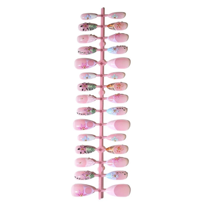 Künstlerisches Floral Press-On Nageldesign Brehn