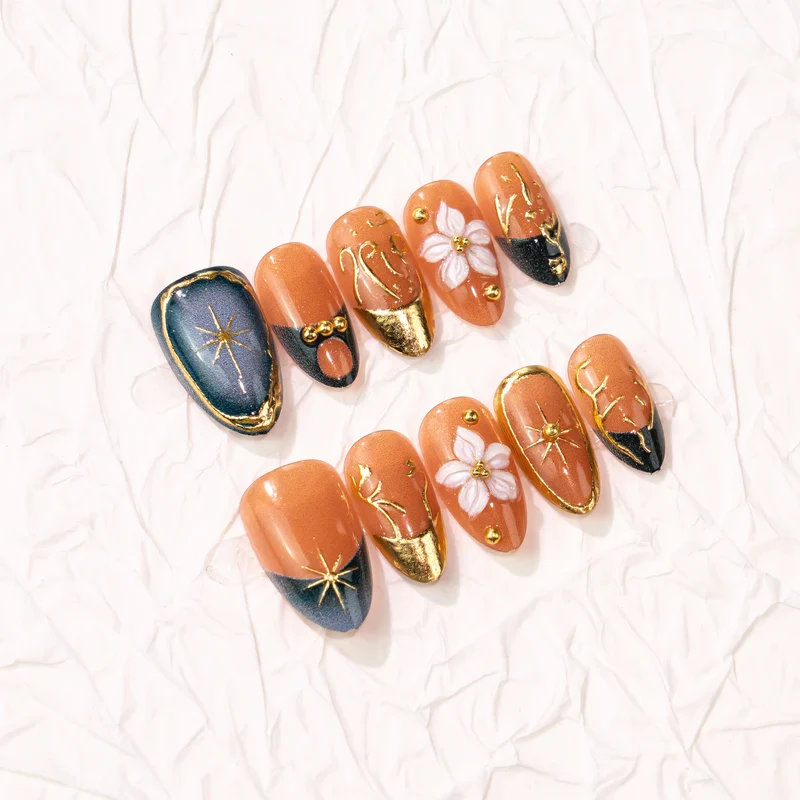 Künstlerische florale Press-On Nagelkunst mit goldenen Akzenten Brehn
