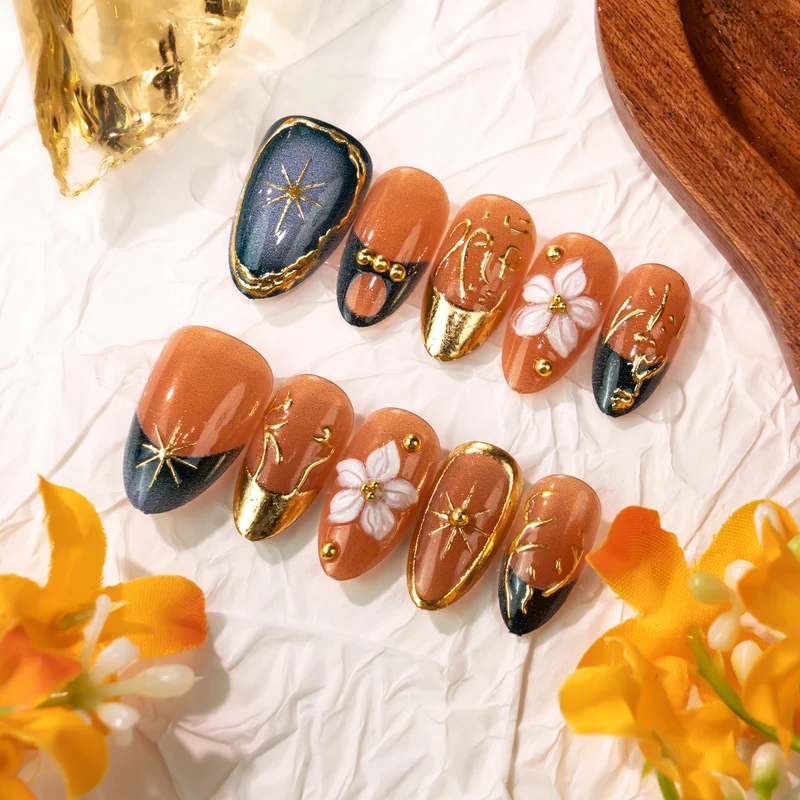 Künstlerische florale Press-On Nagelkunst mit goldenen Akzenten Brehn