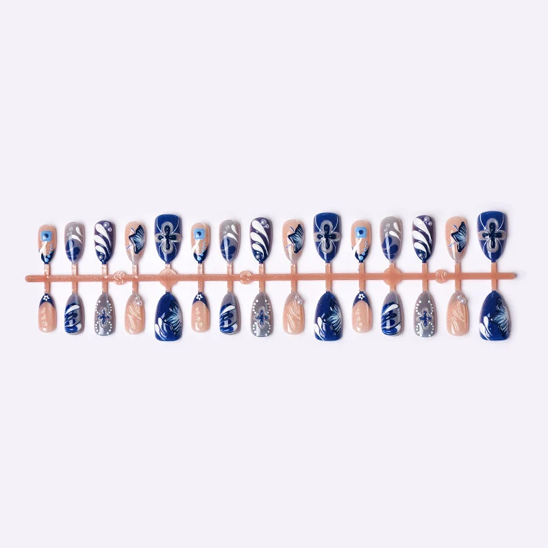 Künstlerisches florales Press-On-Nagelkunst-Set mit Perlenakzenten Brehn