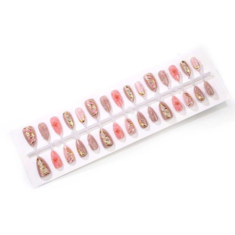 Künstlerisches Floral Press-On Nagelkunstset mit eleganten Edelsteindetails Brehn