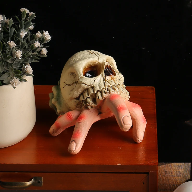 Detaillierte Halloween-Dekoskulptur Schädel mit greifender Hand