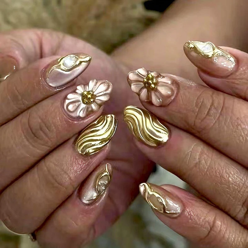 Künstlerische florale und metallische Press-On-Nagelkunst Brehn