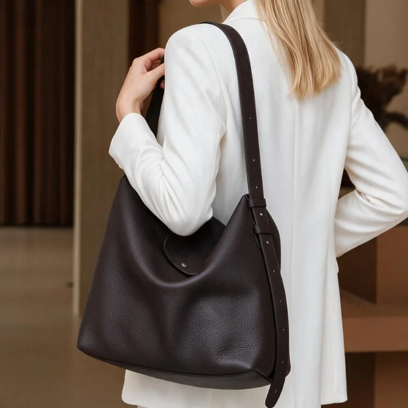 Skulpturale genoppte Leder-Optik Hobo Schultertasche mit verstellbarem Schnallenriemen