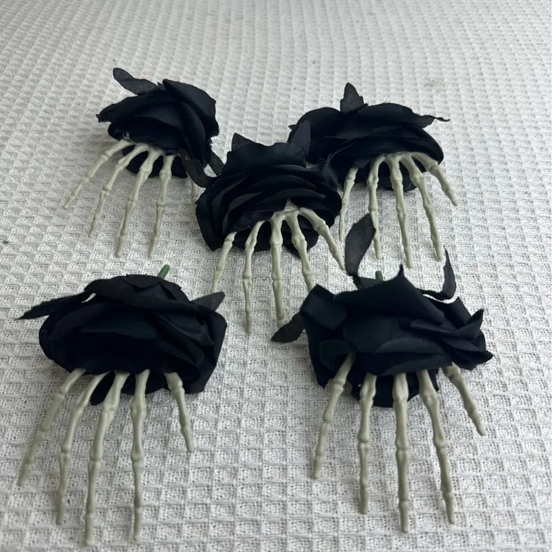 Set aus zarten Stoffrosen Haarclips für Braut und Festfrisuren