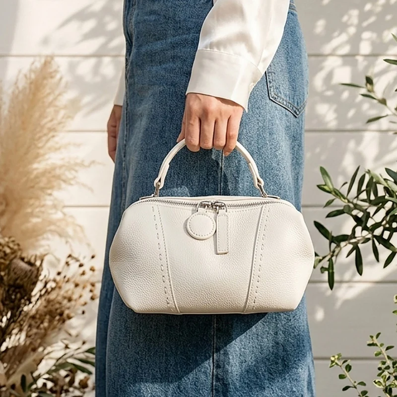 Gepunktete Kuppeltasche mit abnehmbarem Crossbody-Tragegurt