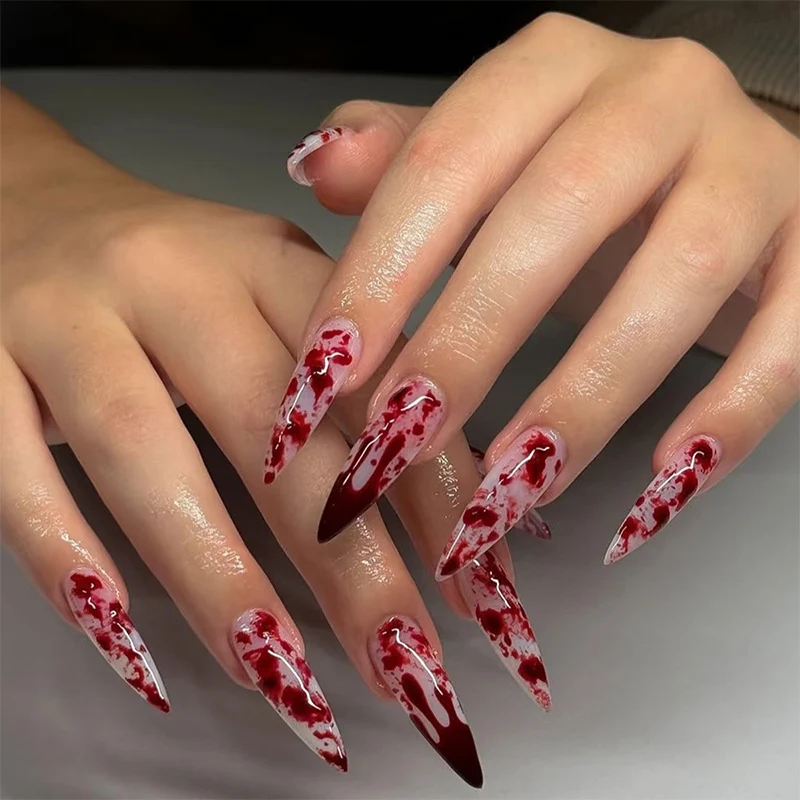 Künstlerisches Stiletto-Style Press-On-Nagelset mit Design von tropfendem Blut Brehn