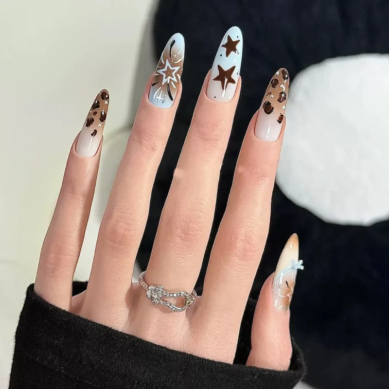 Künstlerisches Stiletto Press-On Nagelkunstset mit Stern- und Leopardenakzenten Brehn