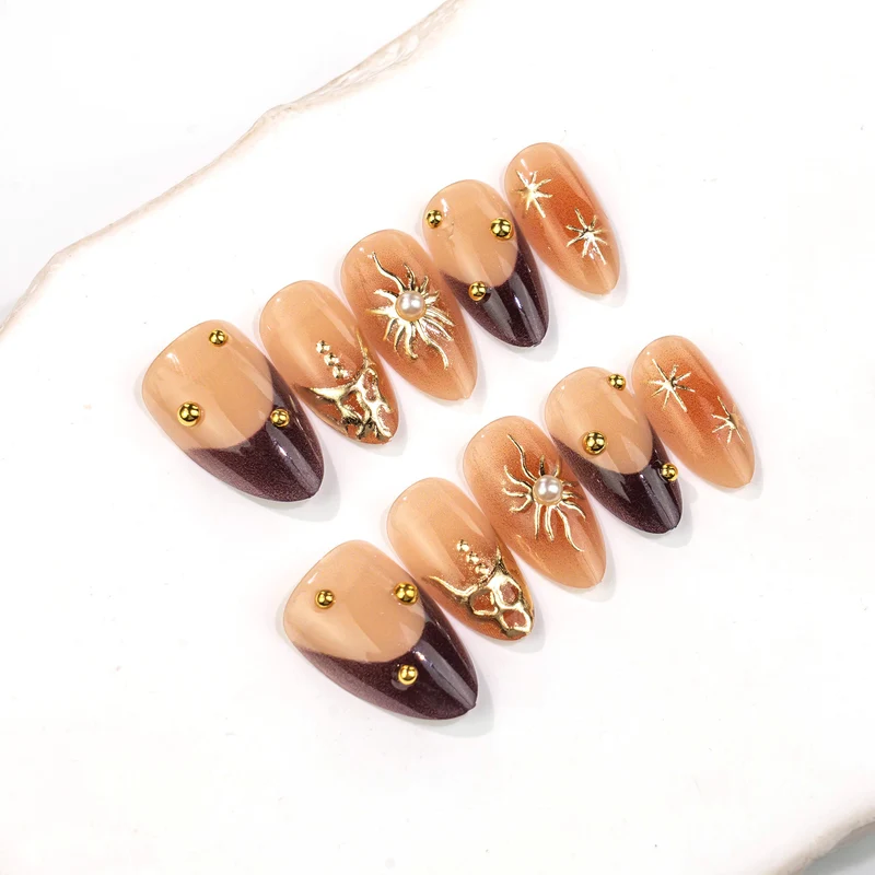 Künstlerisches Stiletto Press-On Nagelkunstset mit goldenen Akzenten Brehn