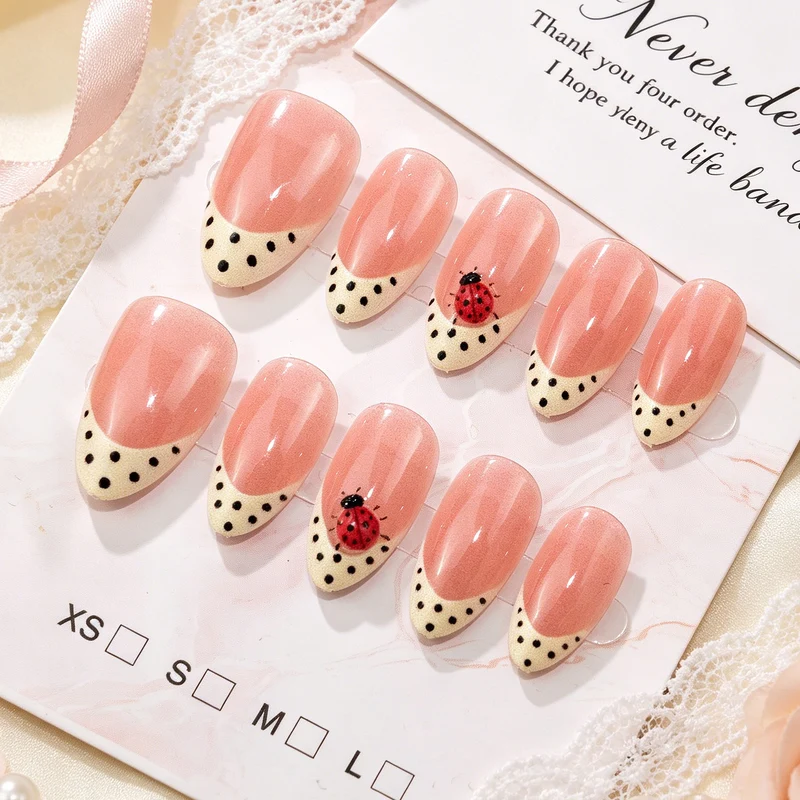 Künstlerisches Press-On Nagelset mit Marienkäfer- und Pünktchen-Design Brehn