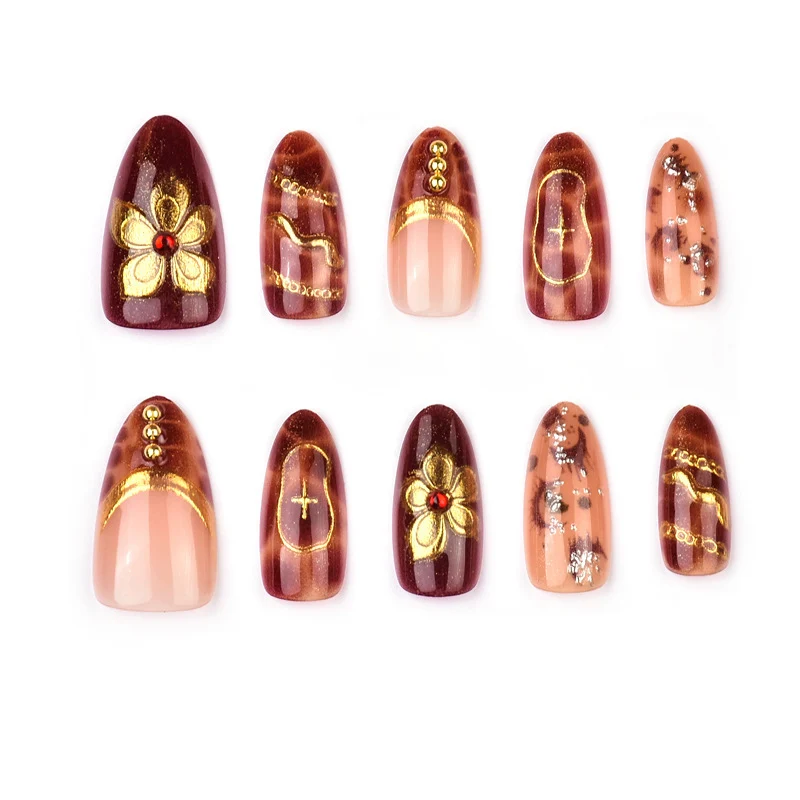 Künstlerisches Press-On-Nagelset mit goldenen Verzierungen Brehn