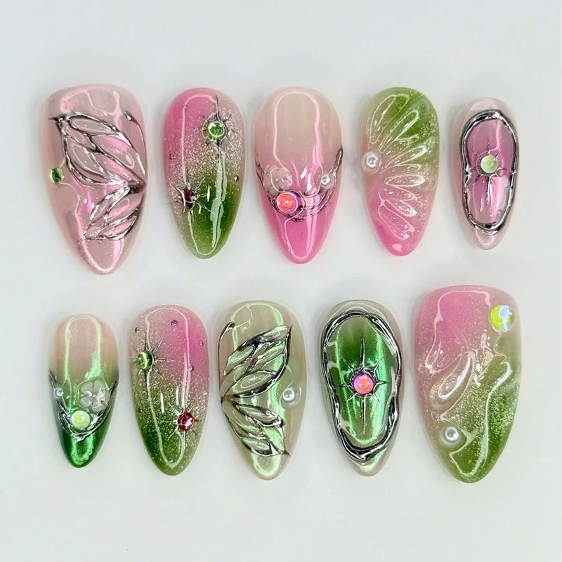 Künstlerisches Press-On Nagel Set mit floralen und metallischen Details Brehn