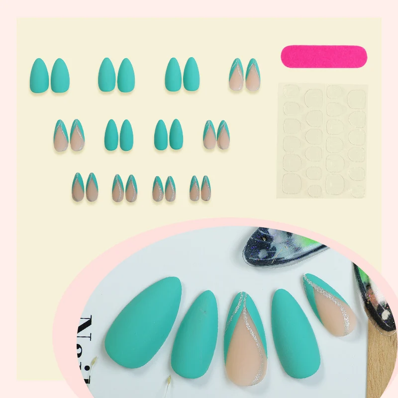 Künstlerisches Press-On-Nagelset mit eleganten silbernen Verzierungen Brehn