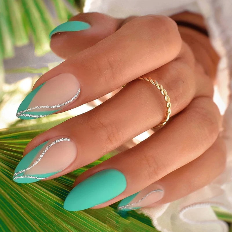Künstlerisches Press-On-Nagelset mit eleganten silbernen Verzierungen Brehn