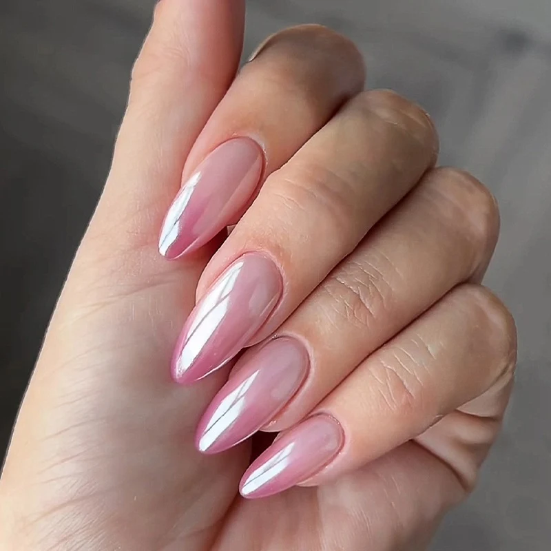 Stylisches Kunstnagelset mit schimmerndem Effekt Brehn