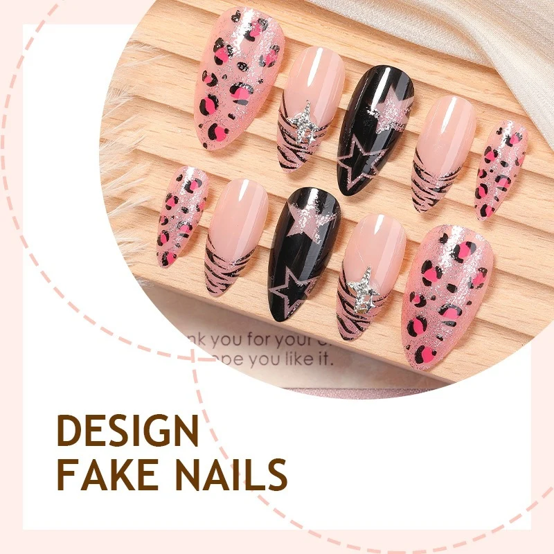 Modisches Kunstnagelset mit tierischen und glitzernden Akzenten Brehn