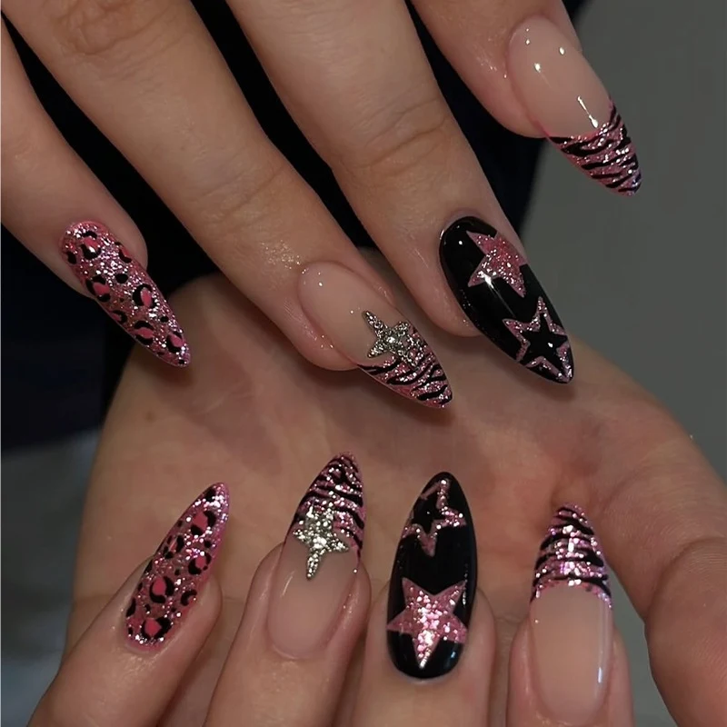 Modisches Kunstnagelset mit tierischen und glitzernden Akzenten Brehn