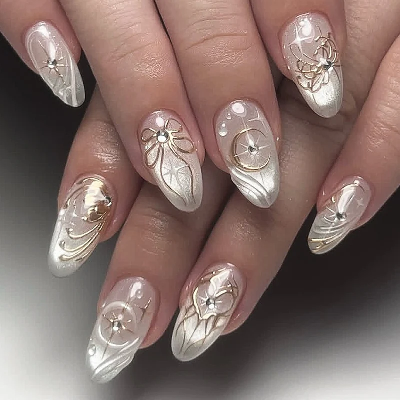 Luxus Kunstnagelset mit Glitzer- und Schmuckakzenten Brehn
