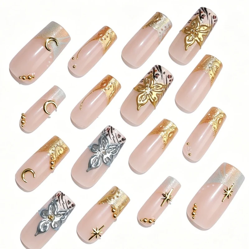 Luxuriöses Kunstnagelset mit kreativen floralem Design und goldenen Akzenten Brehn