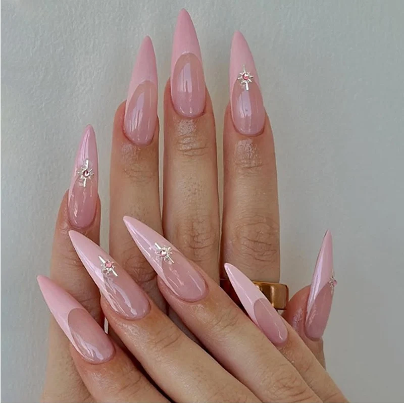 Kunstnagelset mit zarten Mandala-Mustern und eleganten Akzenten Brehn