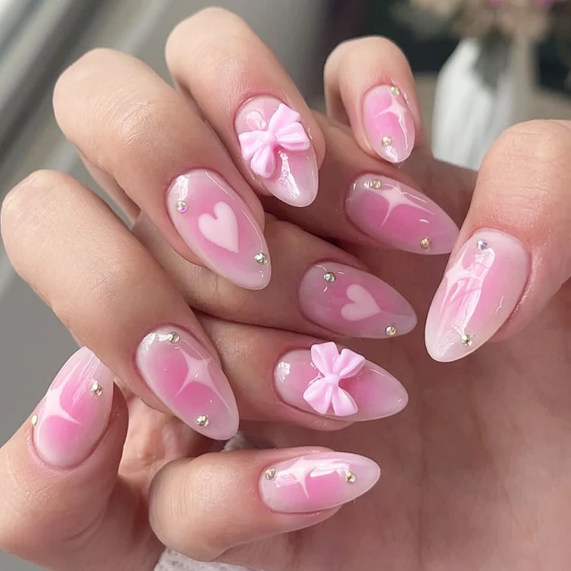 Kunstnagelset mit zarten Herzen und glitzernden Akzenten Brehn