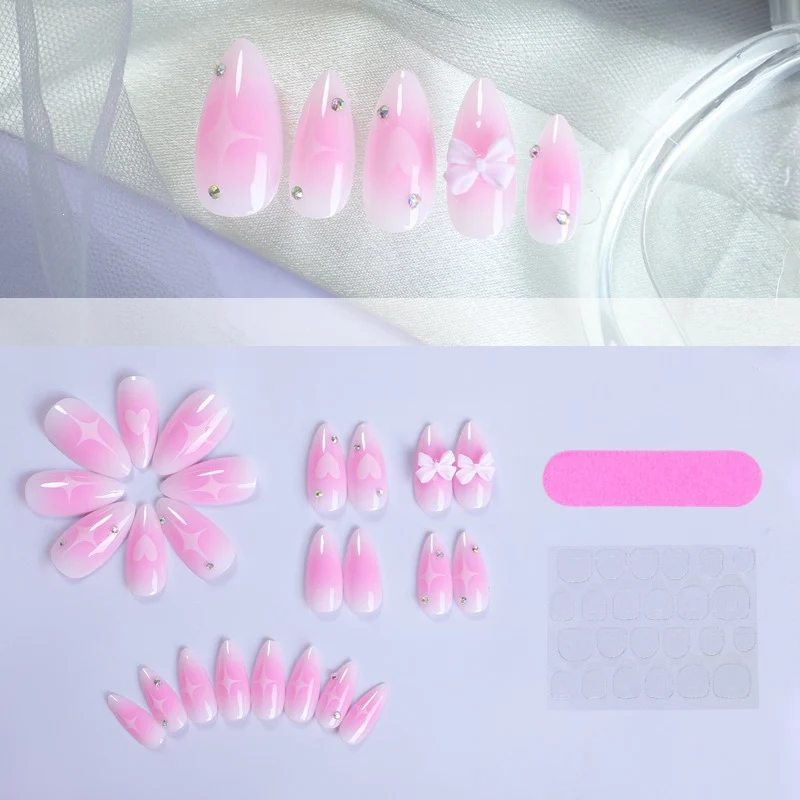 Kunstnagelset mit zarten Herzen und glitzernden Akzenten Brehn