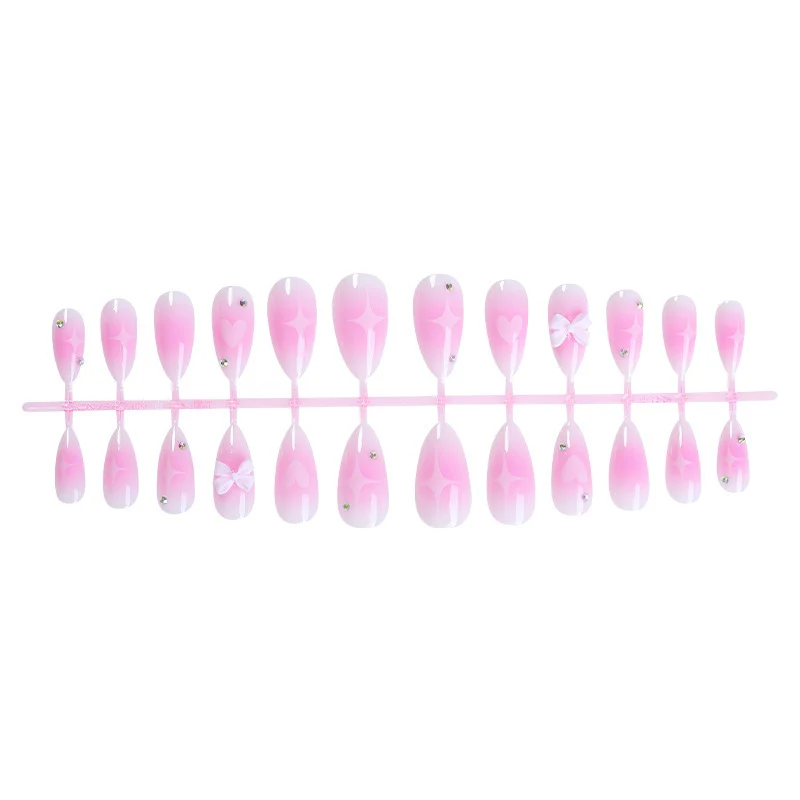 Kunstnagelset mit zarten Herzen und glitzernden Akzenten Brehn