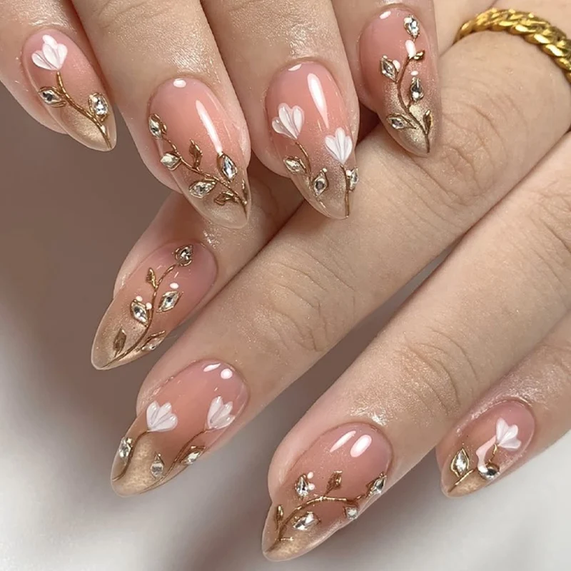 Kunstnagelset mit zarten floralen Mustern und eleganten Akzenten Brehn