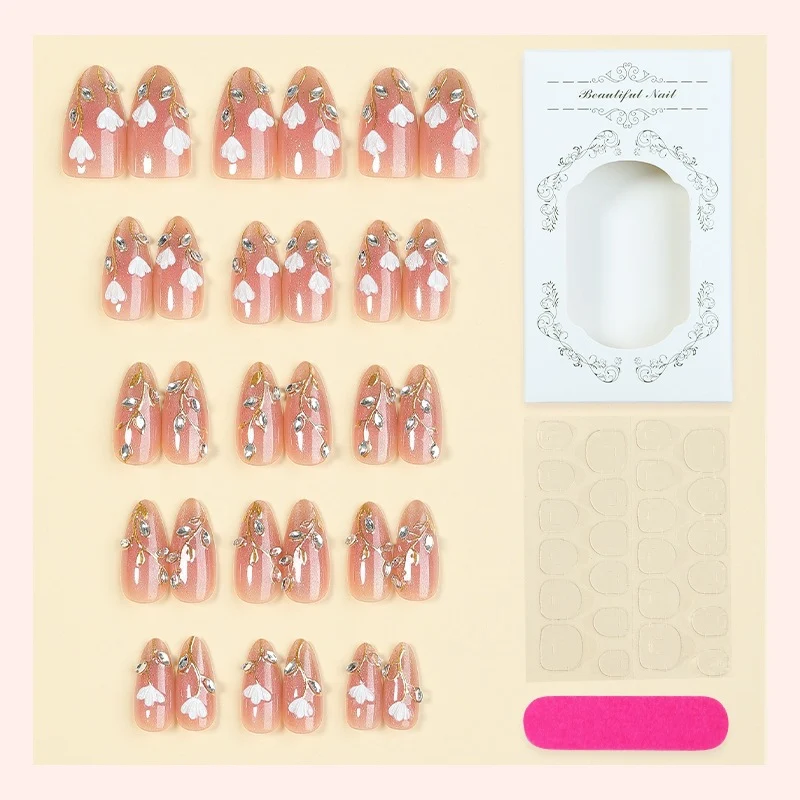 Kunstnagelset mit zarten floralen Mustern und eleganten Akzenten Brehn