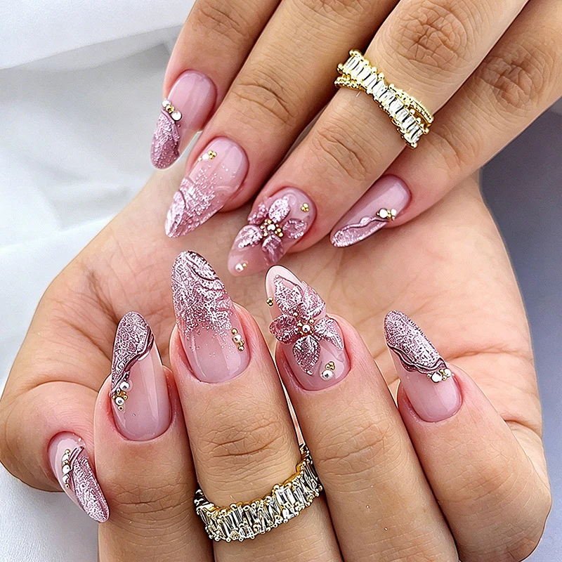 Kunstnagelset mit zarten floralen Designs und eleganten Glitzerdetails Brehn