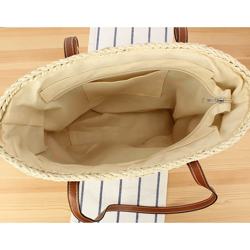 Schöne geflochtene Strohtasche mit Ledergriff Skanto