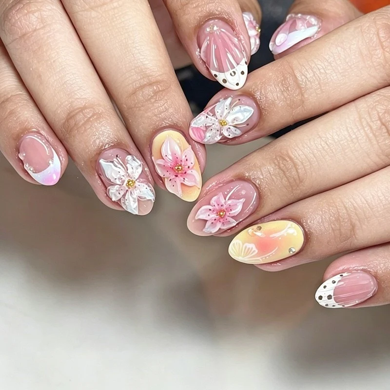Kunstnagelset mit zarten floralen Designs und eleganten Akzenten Brehn