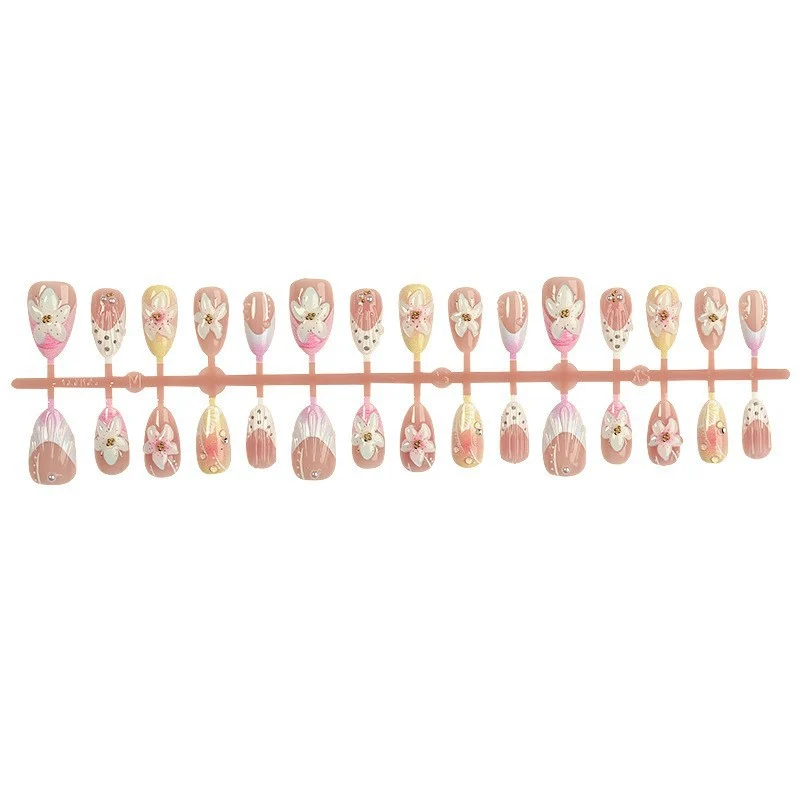 Kunstnagelset mit zarten floralen Designs und eleganten Akzenten Brehn