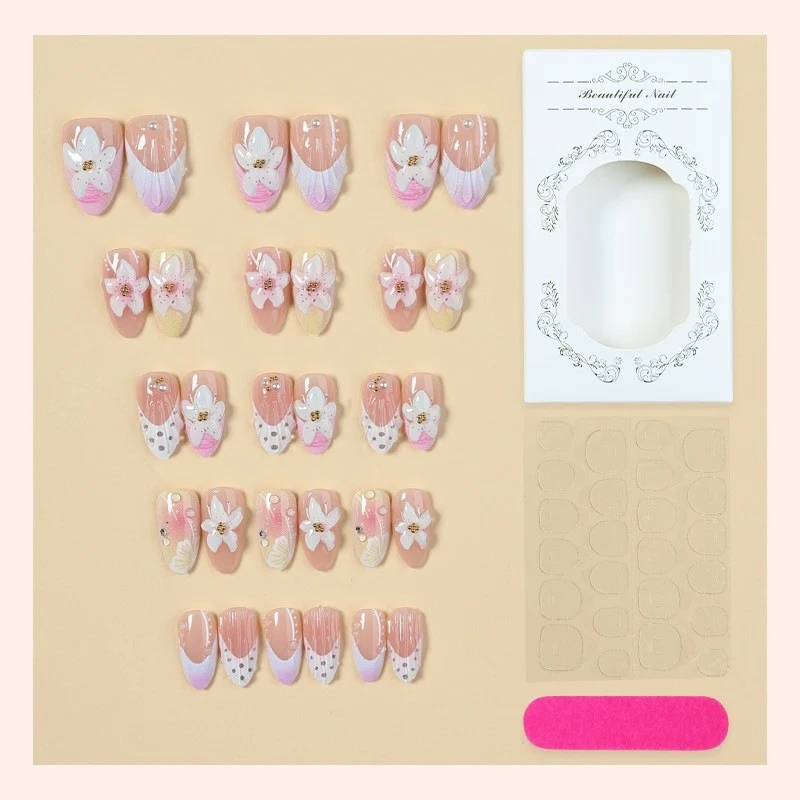 Kunstnagelset mit zarten floralen Designs und eleganten Akzenten Brehn