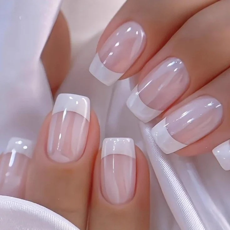 Kunstnagelset mit stilvollem French-Design und elegantem Glanz Brehn