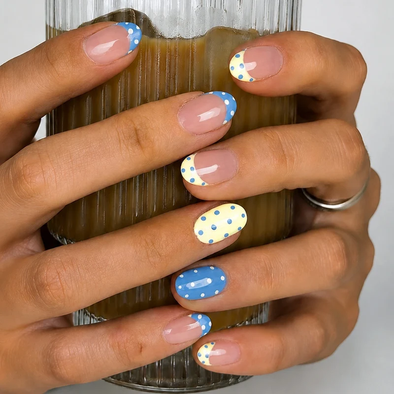 Kunstnagelset mit spielerischen Punkten und eleganten Designs Brehn