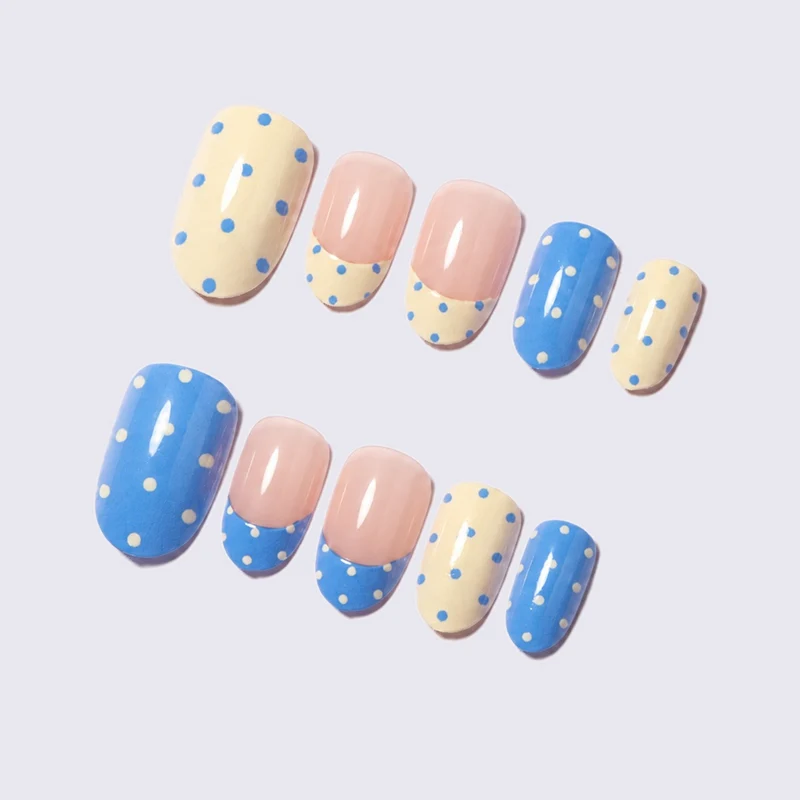 Kunstnagelset mit spielerischen Punkten und eleganten Designs Brehn