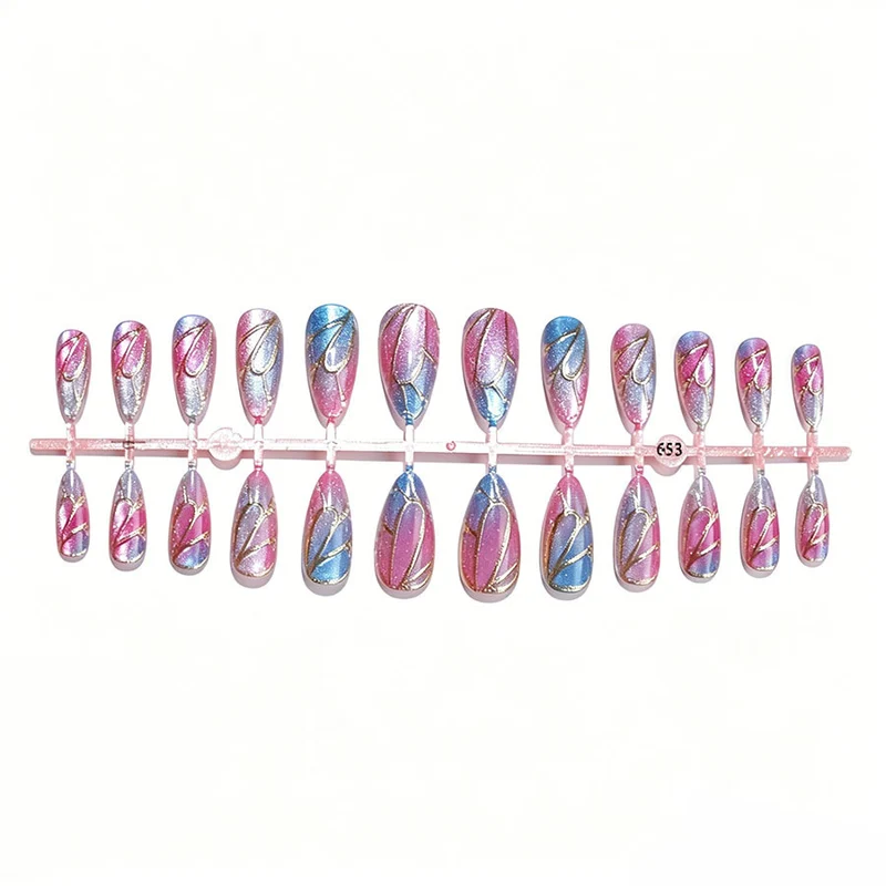 Kunstnagelset mit schimmernden Farbverläufen und eleganten 3D-Details Brehn