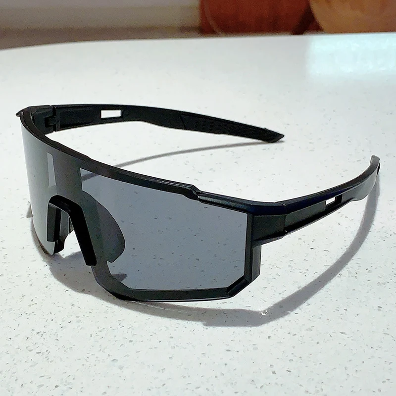 Unisex nan Sport Shield Sonnenbrille mit durchgehender verspiegelter Linse und verstellbarem Nasensteg Skanto