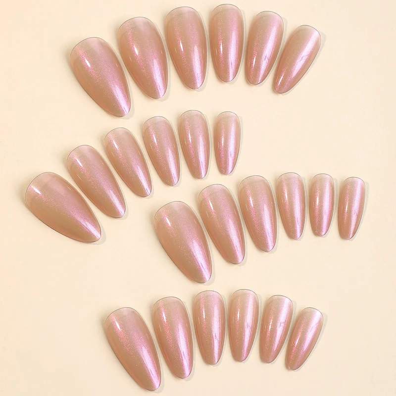 Kunstnagelset mit schimmerndem Design und eleganten Formen Brehn