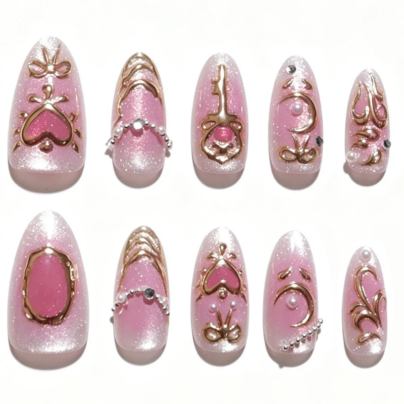 Kunstnagelset mit romantischen Verzierungen Brehn