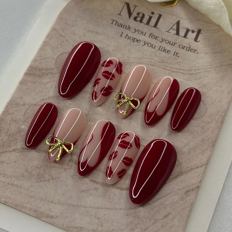 Kunstnagelset mit romantischen Schleifen- und Kusslippenmotiven Brehn