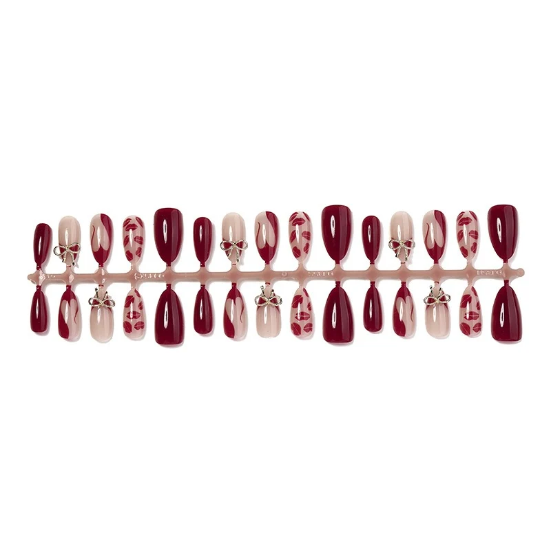 Kunstnagelset mit romantischen Schleifen- und Kusslippenmotiven Brehn