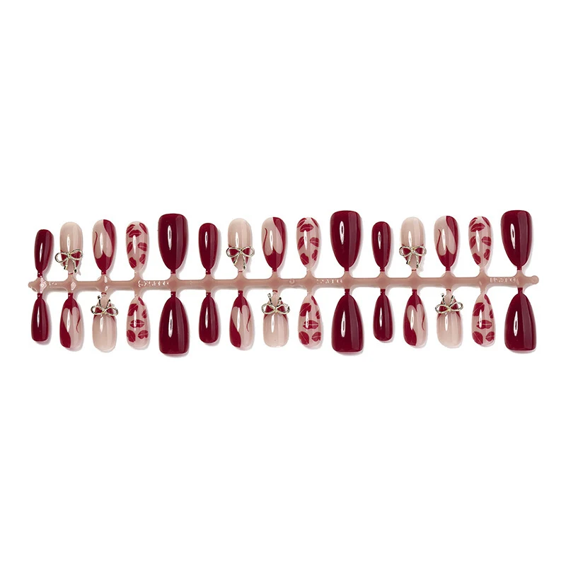 Kunstnagelset mit romantischen Schleifen- und Kusslippenmotiven Brehn