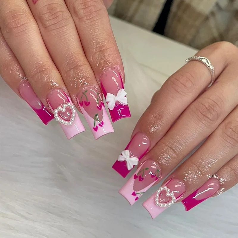 Kunstnagelset mit romantischen Kirschmotiven und eleganten Akzenten Brehn