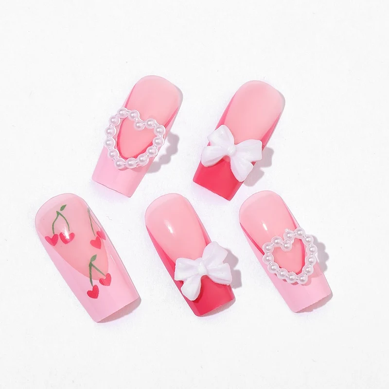 Kunstnagelset mit romantischen Kirschmotiven und eleganten Akzenten Brehn