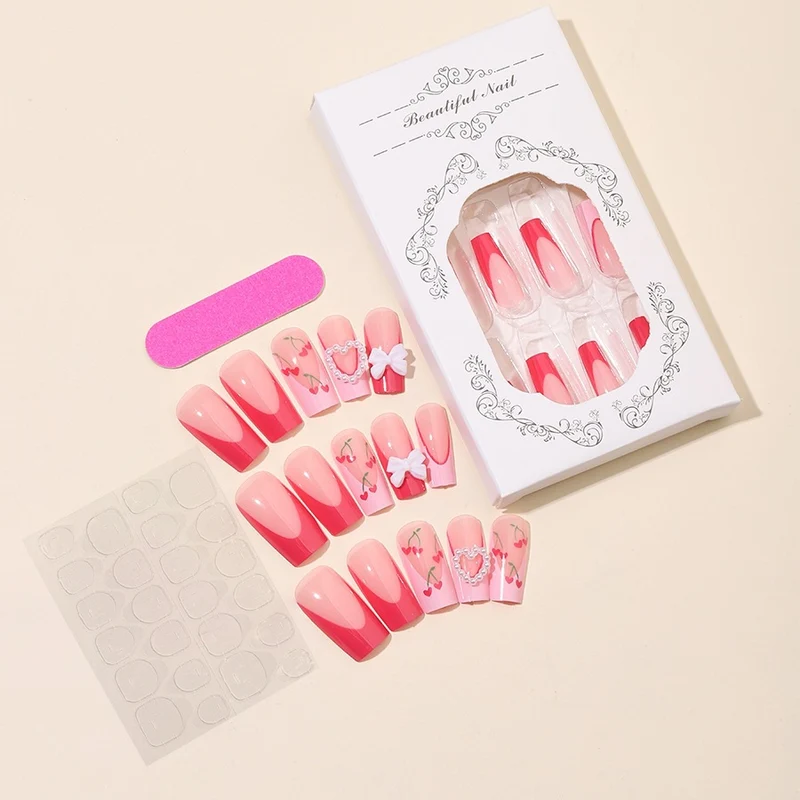 Kunstnagelset mit romantischen Kirschmotiven und eleganten Akzenten Brehn