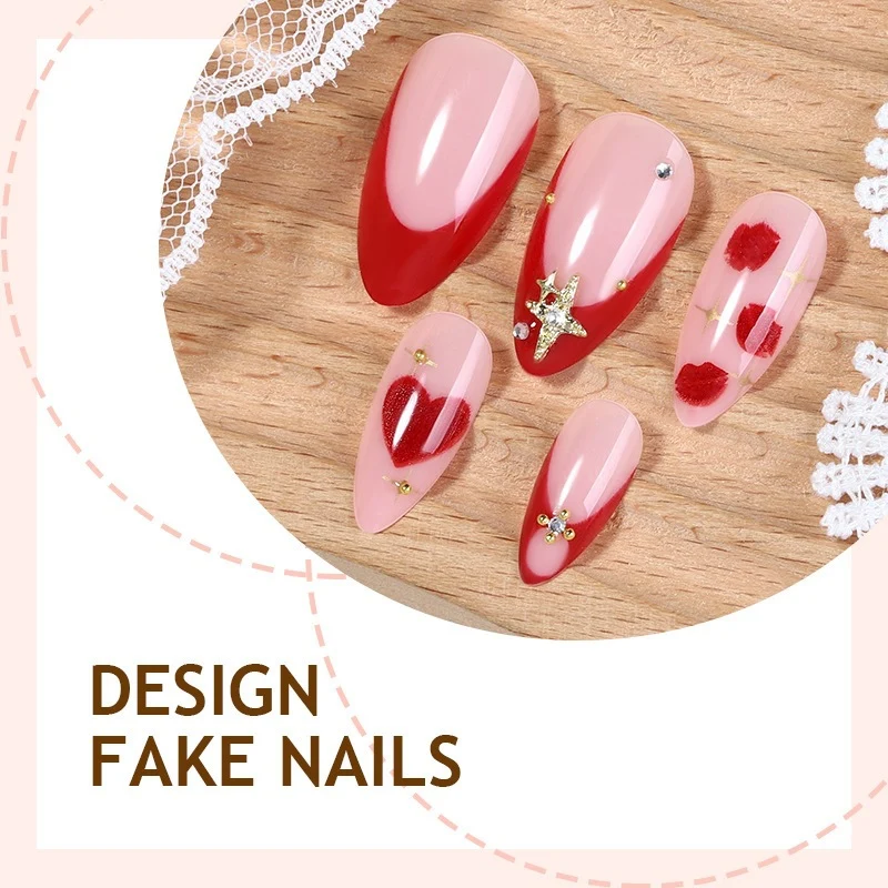 Kunstnagelset mit romantischen Herzmotiven und glamourösen 3D-Details Brehn